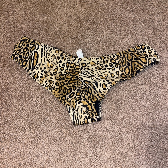 Victoria Secret bottoms - Picture 2 of 3